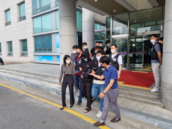 22일 오전 인하대 사망 사건의 피의자가 인천 미추홀경찰서에서 송치되고 있다. 〈사진=JTBC〉