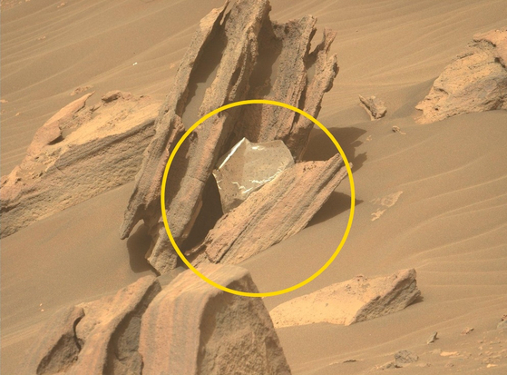 화성 돌 틈에서 발견된 열 담요(thermal blanket) 조각. 〈사진=트위터'@NASAPersevere'〉