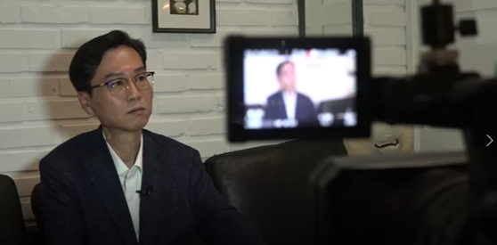 JTBC 탐사보도팀과 인터뷰 하는 이동규 병원장 