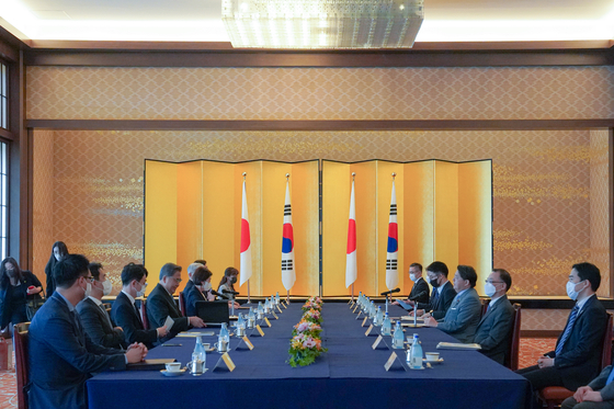 박진 외교부 장관과 하야시 요시마사 일본 외무상이 지난 18일 일본 도쿄 소재 외무성 이쿠라 공관에서 한일 외교장관 회담을 하고 있다. (사진=외교부)