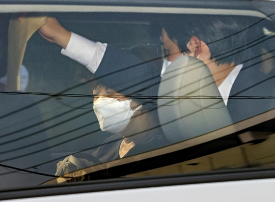 아베 신조 일본 전 총리가 총격으로 사망한 지난 8일 오후 부인 아키에 여사가 아베 전 총리가 치료받던 나라현 현립 의과대학 병원에 도착하고 있다.연합뉴스