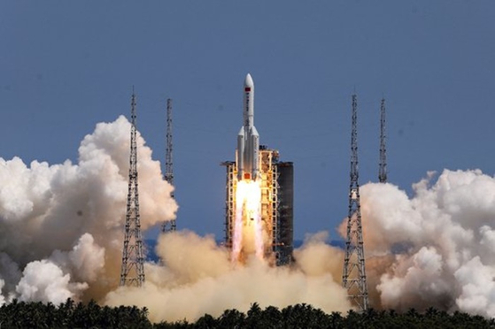 중국 우주정거장 '톈궁'(天宮)의 실험실 모듈 '원톈'(問天)을 탑재한 창정5B 로켓이 지난 24일 하이난성 원창 우주 발사장에서 이륙하는 모습. 〈사진-AFP·연합뉴스〉
