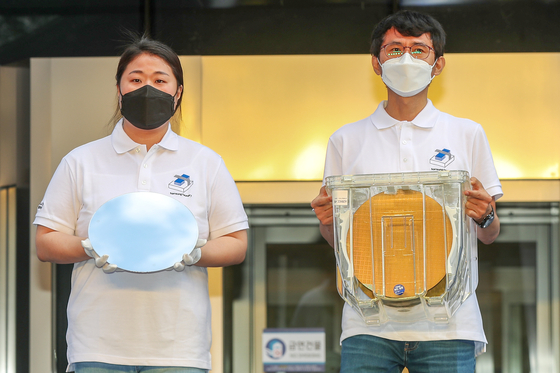 지난 25일 오전 경기도 화성시 삼성전자 화성캠퍼스에서 열린 '세계 최초 GAA 기반 3나노 파운드리 제품 양산 출하식'에서 3나노 웨이퍼를 공개하고 있다. 연합뉴스