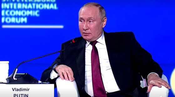 블라디미르 푸틴 러시아 대통령이 지난달 열린 상트페테르부르크 국제경제 포럼에서 질문에 대답하고 있다.