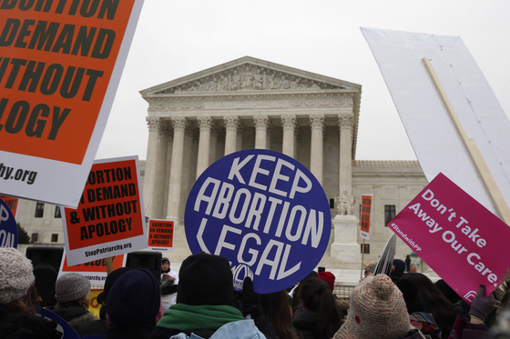 미국 연방 대법원 앞에서 벌어진 낙태권 옹호 시위 〈사진=AP연합뉴스〉