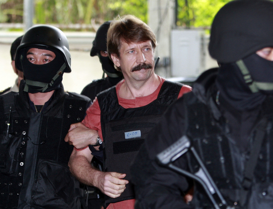 러시아의 무기 밀매상 빅토르 부트가 2010년 10월 태국 방콕의 형사 법원으로 출석하고 있다. 그는 2008년 방콕에서 미국 마약단속국 요원들에게 붙잡혔고, 2010년 11월 미국으로 압송됐다. (사진=AP 연합뉴스)