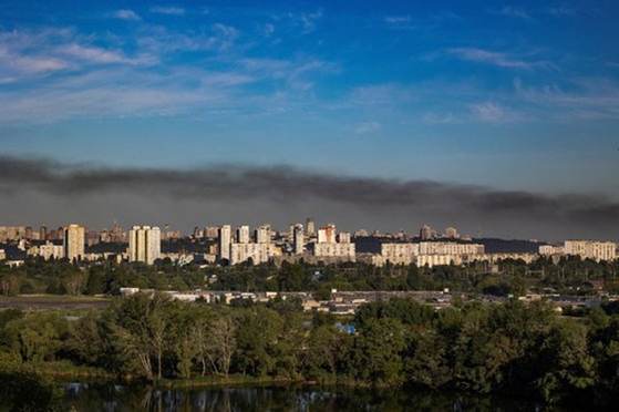 현지시간 28일 러시아 미사일이 우크라이나 수도 키이우 외곽을 강타한 후 키이우 상공에서 연기가 피어오르는 모습. 〈사진-로이터·연합뉴스〉 