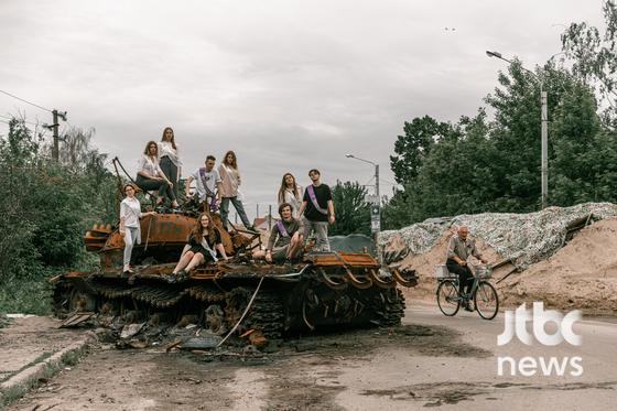  폐허가 된 우크라이나 체르니이후를 배경으로 찍은 학생들의 졸업사진〈사진=스타니슬라프 세니크〉