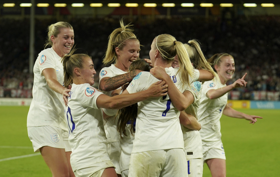 잉글랜드 여자 축구는 유로 2022 결승전에서 독일과 맞섭니다. 이번 대회 성공 비결로 '수면 전문가'의 코칭 이야기가 소개됐습니다. (사진=AP연합뉴스)