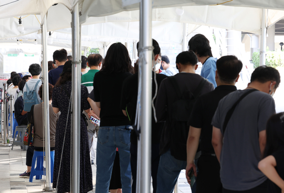 지난 29일 오전 서울 마포구 보건소 코로나19 검사소를 찾은 시민들이 검사를 받기 위해 기다리고 있다. 〈사진=연합뉴스〉