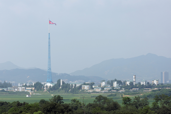 지난 19일 경기도 파주시 판문점 3초소에서 바라본 북한의 기정동 마을. 마을 내 문화회관에 걸려 있는 인공기가 펄럭이고 있다. 〈사진=연합뉴스〉