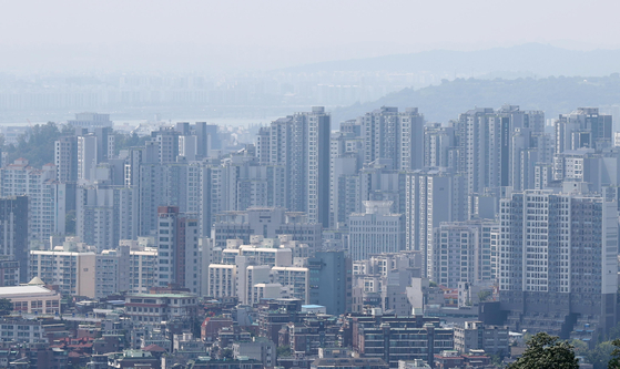 지난달 28일 서울 남산에서 바라본 아파트. 〈사진=연합뉴스〉