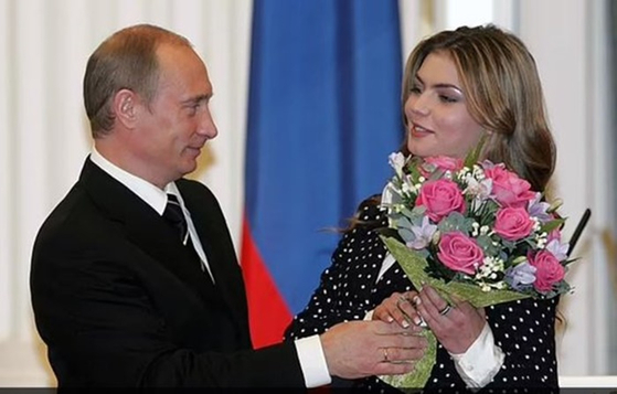 블라디미르 푸틴 러시아 대통령(왼쪽)과 알리나 카바예바. 〈사진-AP/연합뉴스〉