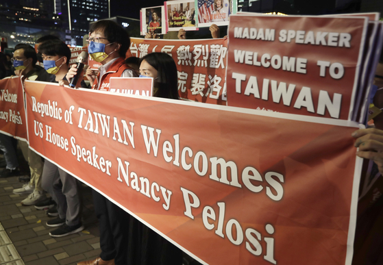 낸시 펠로시 미국 하원의장의 대만 방문을 반기는 대만 사람들. 〈사진=AP 연합뉴스〉