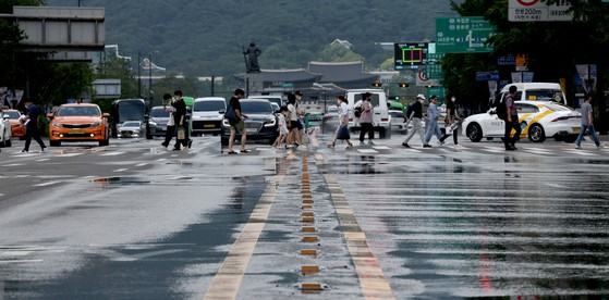 폭염이 기승을 부리다가 강한 소나기가 오는 날씨가 이어지고 있다 〈사진-연합뉴스〉