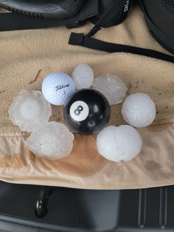 1일(현지시간) 캐나다 앨버타주에서 우박 폭풍이 내린 가운데 크기는 소프트볼, 테니스공 등으로 매우 컸다. 〈사진=Matt Melnyk 트위터 캡처〉