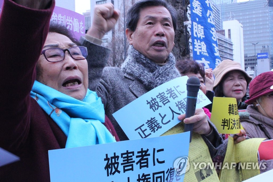 미쓰비시 강제 징용 피해자인 양금덕 할머니가 지난 2020년 일본 외무성 앞에서 당시 아베 총리를 향해 &#34;사죄하라&#34;고 외치고 있다. 〈사진=연합뉴스〉