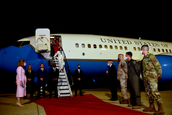 지난 3일 낸시 펠로시 미국 하원의장이 오산 주한미군 공군기지에 도착했을 당시. 윤석열 대통령이 휴가 중이라 어제(4일) 통화를 했다. 〈사진=주한미국대사관 트위터 캡처〉