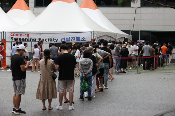 지난 7일 오전 서울 강남구보건소에 마련된 선별진료소에서 시민들이 검사를 기다리며 줄을 서고 있다. 〈사진=연합뉴스〉