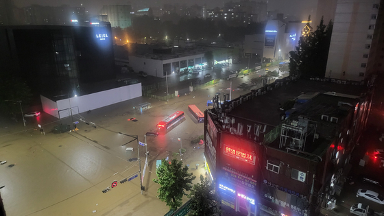 서울에 집중호우가 내린 8일 밤 서울 강남역 인근 도로가 물에 잠겨 있다. 〈사진=연합뉴스〉