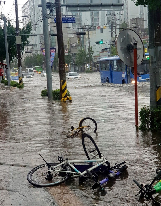 8일 오후 인천시 부평구 부평구청역 인근 도로가 빗물에 잠겨 있다. 〈사진-연합뉴스〉
