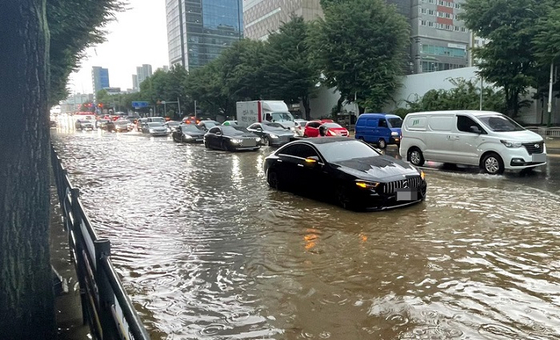 8일 오후 인천시 남동구 구월동 한 시내 도로가 빗물에 잠겨 있다. 〈사진-연합뉴스〉