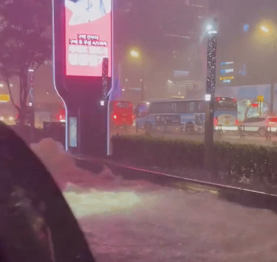  8일 저녁 서울을 중심으로 수도권에 폭우가 쏟아지면서 곳곳에서는 피해가 잇따라 발생하고 있다.〈영상=트위터 캡처〉