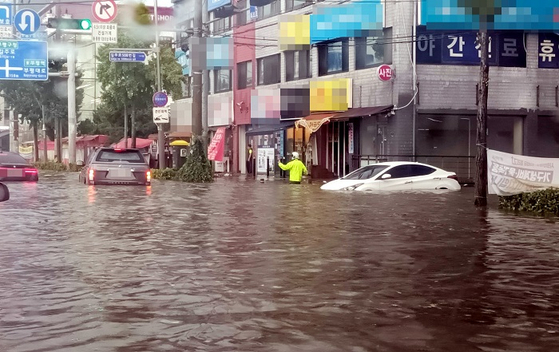오후 인천시 부평구 부평구청역 인근 도로가 빗물에 잠겨 있다. 〈사진-연합뉴스〉