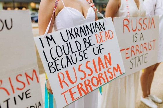 7일 미국 시카고에 우크라이나계 여성 수백명이 모여 시위하고 있다. 이들은 '러시아를 테러지원국으로 지정하라'고 주장했다. [사진=시위 기획자 릴리아 포포비치 페이스북] 