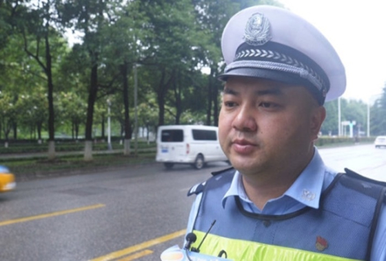 현지시간 5일 사우스차이나모닝포스트(SCMP)에 따르면 지난 6월 14일 중국 구이저우성 구이양시 관산후구에서 브레이크 풀린 시내버스가 운전기사도 없는 상태로 내리막길을 굴러 내려가는 아찔한 일이 발생했다. 당시 퇴근 중이던 교통경찰관 쑨 하이샤오가 즉시 달려가 버스를 멈춰 세우면서 사고를 막을 수 있었다. 〈사진=시나망 홈페이지〉