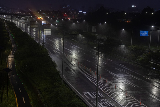 서울 지역에 호우경보가 내려진 어제(8일)  동부간선도로가 중랑천 수위 상승으로 차량의 통행이 전면 통제된 모습. 〈사진-연합뉴스〉