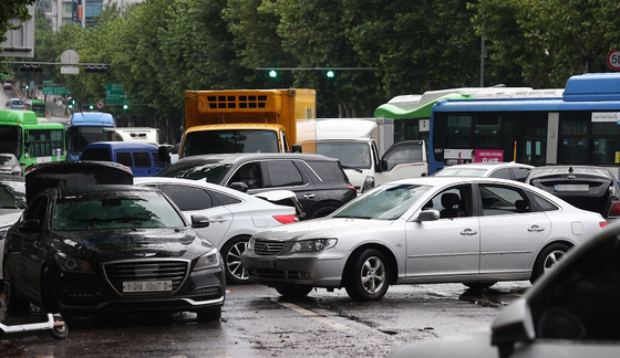  9일 오전 서울 강남구 대치역 인근 도로에 폭우로 침수됐던 차들이 놓여 있다. 〈사진-연합뉴스〉