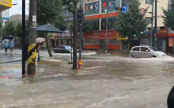 인천 내륙지역에 호우경보가 발효된 지난 8일 오후 인천시 미추홀구 주안동 한 시내 도로가 빗물에 잠겨 있다. 〈사진=연합뉴스〉