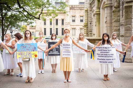 7일 미국 시카고에 우크라이나계 여성 수백명이 모여 시위하고 있다. 이들은 '러시아를 테러지원국으로 지정하라'고 주장했다. [사진=시위 기획자 릴리아 포포비치 페이스북] 