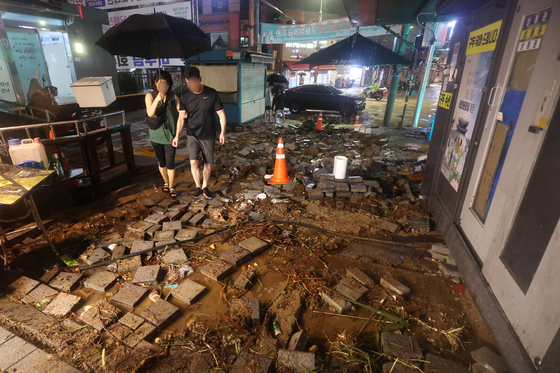 기사와 직접적인 관련 없는 자료 사진. 9일 서울 관악구 신대방역 앞 보도블럭이 폭우로 대부분 떨어져 나가 있다. 〈사진=연합뉴스〉