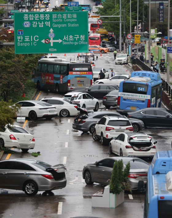 9일 오전 서울 서초구 진흥아파트 앞 서초대로 일대에서 전날 내린 폭우에 침수됐던 차량이 모습을 드러내고 있다. 〈사진=연합뉴스〉 