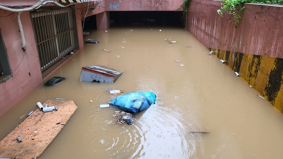 폭우에 침수된 반지하 주택. 〈사진-연합뉴스〉