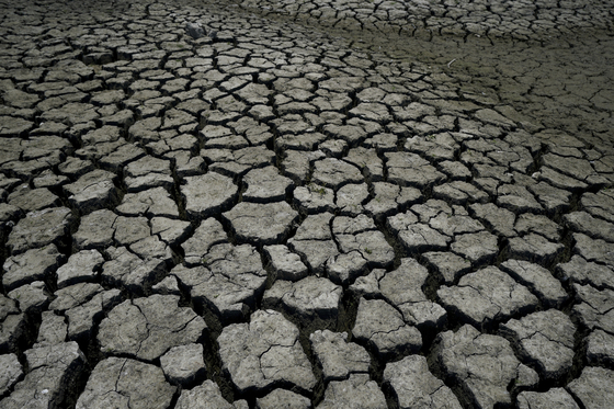멕시코의 한 저수지 바닥이 가뭄으로 갈라진 모습. 〈사진=AP 연합뉴스〉