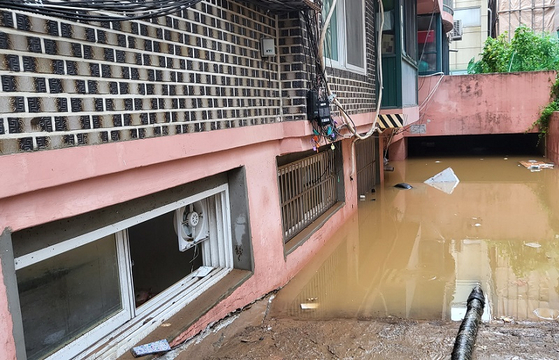 지난 8일 오후 9시 7분께 서울 관악구 부근 한 빌라 반지하에 폭우로 침수된 일가족 3명이 갇혀 신고했지만 결국 사망했다. 〈사진-연합뉴스〉