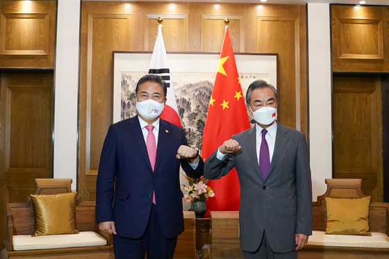 취임 후 처음으로 방중한 박진 외교부 장관이 9일 왕이 중국 외교부장과 산둥성 칭다오에서 회담을 한 뒤 만찬을 가졌다. 〈사진=외교부 제공〉