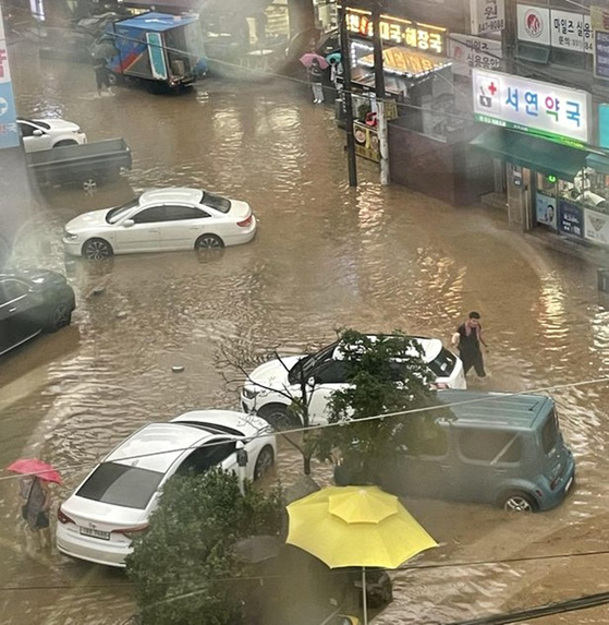 경기도 의정부 용현동의 한 도로가 물에 잠긴 모습. 〈사진-온라인 커뮤니티 캡처〉 