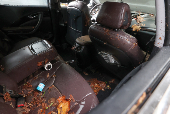 폭우가 내린 9일 오전 서울 강남구 대치역 인근 도로에 주차된 차량 내부에 낙엽과 쓰레기 등이 들어가 있다. 〈사진=연합뉴스〉