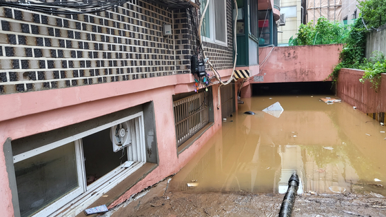 지난 8일 오후 9시 7분께 서울 관악구 부근 한 빌라 반지하에 폭우로 침수된 일가족 3명이 갇혀 신고했지만 결국 사망했다. 〈사진=연합뉴스〉