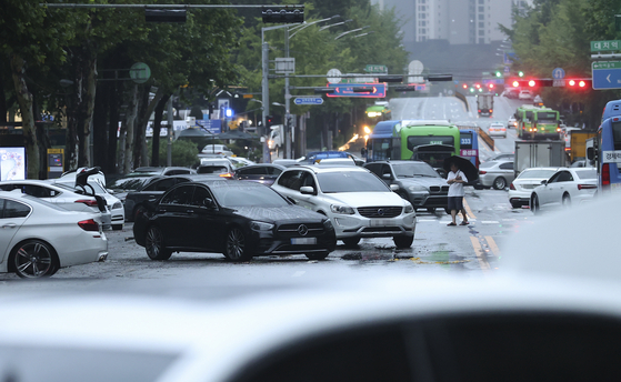 지난 9일 오전 서울 강남구 대치역 인근 도로에 폭우로 침수됐던 차들이 놓여 있다. 〈사진=연합뉴스〉