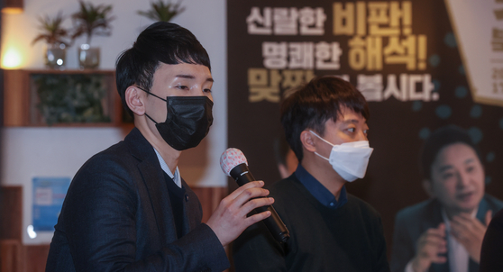 지난 1월 서울 여의도의 한 카페에서 열린 'MZ세대라는 거짓말' 북 콘서트에서 인사 하고 있는 국민의힘 박민영 대변인.