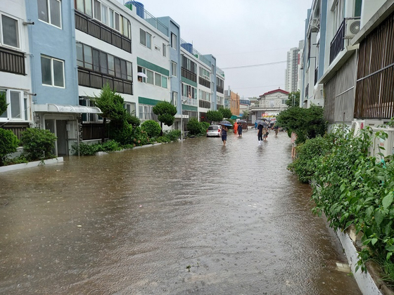 전북 군산 지역에 폭우가 쏟아진 11일 오전 군산시 나운동의 한 연립주택이 침수돼 있다. 〈사진-전북소방본부 제공〉