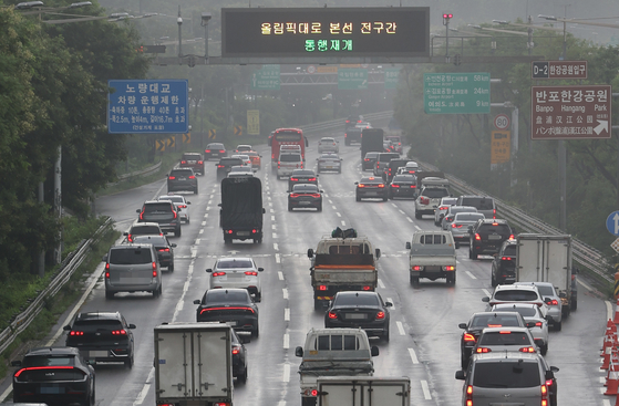지난 11일 오전 차량이 서울 서초구 반포대교 인근 올림픽대로를 지나고 있다. 〈사진=연합뉴스〉
