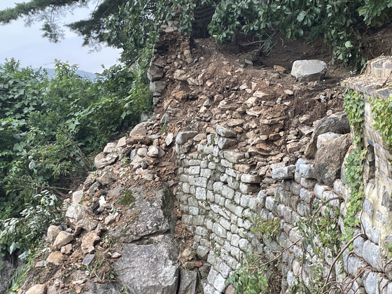 지난 8일부터 이어진 기록적인 집중호우에 유네스코 세계문화유산이자 국가사적 57호인 남한산성 성벽 일부가 붕괴되어 있다. 〈사진=연합뉴스〉