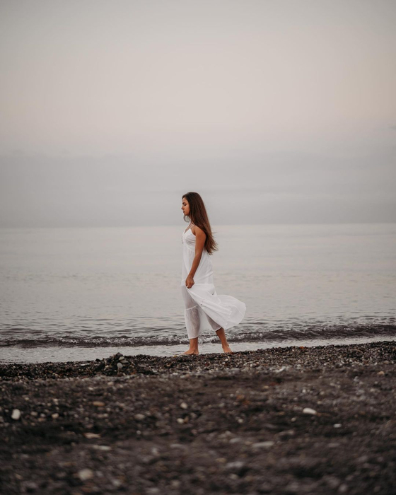 하얀 색 옷을 입고 해변을 거니는 발리예바. (사진=발리예바 인스타그램)
