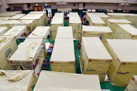 10일 오후 구룡마을 수해 이재민들이 임시대피소로 사용하고 있는 서울 강남구 구룡중학교 체육관에 텐트들이 즐비하게 놓여 있다. 〈사진=국회사진기자단〉